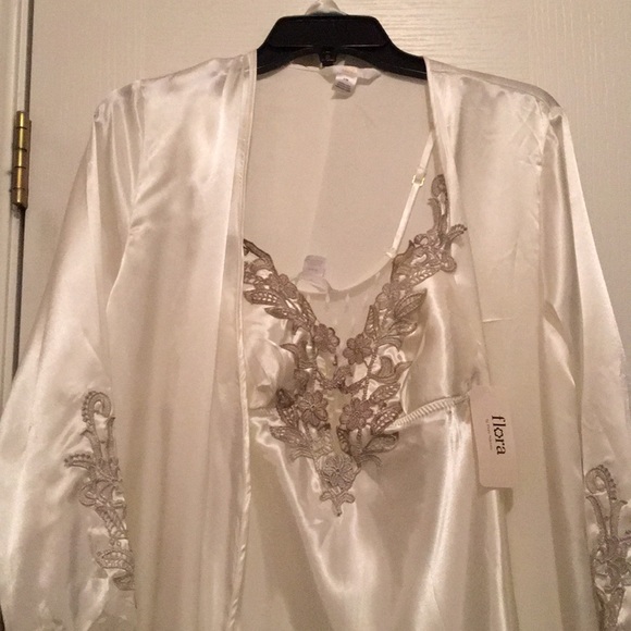 Bride sleepwear/rob set.